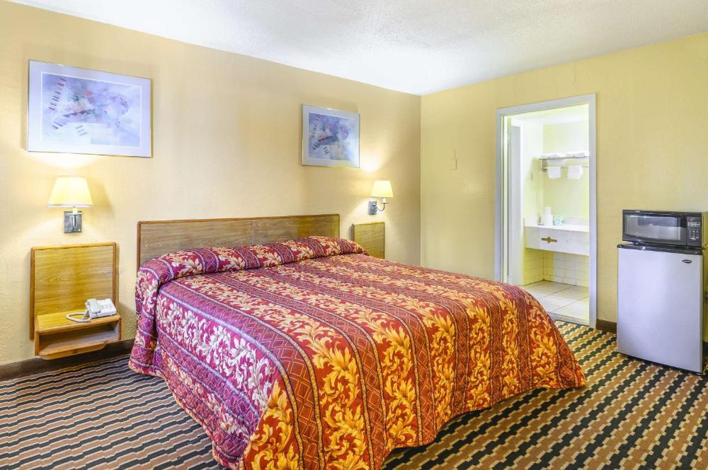 Superior King Room - Non-Smoking/Exterior Hall interior